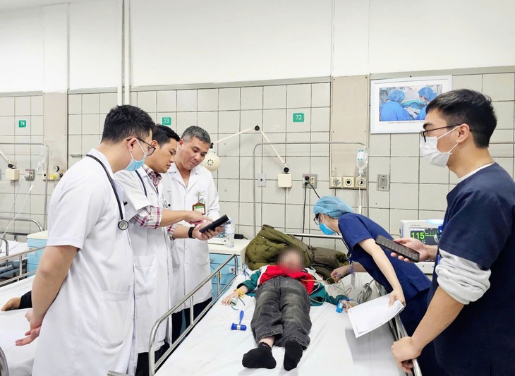 Tập trung mọi nguồn lực cấp cứu, điều trị cho 32 trẻ bị ngộ độc thuốc diệt chuột- Ảnh 1. Tập trung mọi nguồn lực cấp cứu, điều trị cho 32 trẻ bị ngộ độc thuốc diệt chuột- Ảnh 1.