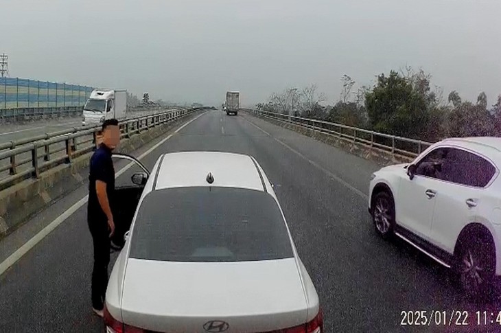 Danh tính tài xế ô tô chặn đầu xe khách trên cao tốc ở làn 100km/h- Ảnh 2.