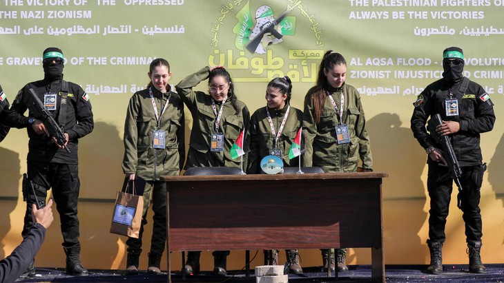 Hamas trao trả bốn nữ binh sĩ Israel làm con tin tại Gaza- Ảnh 1.