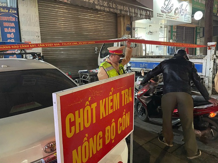 Sau liên hoan tất niên nhiều 'ma men' bị xử phạt theo Nghị định 168- Ảnh 1.