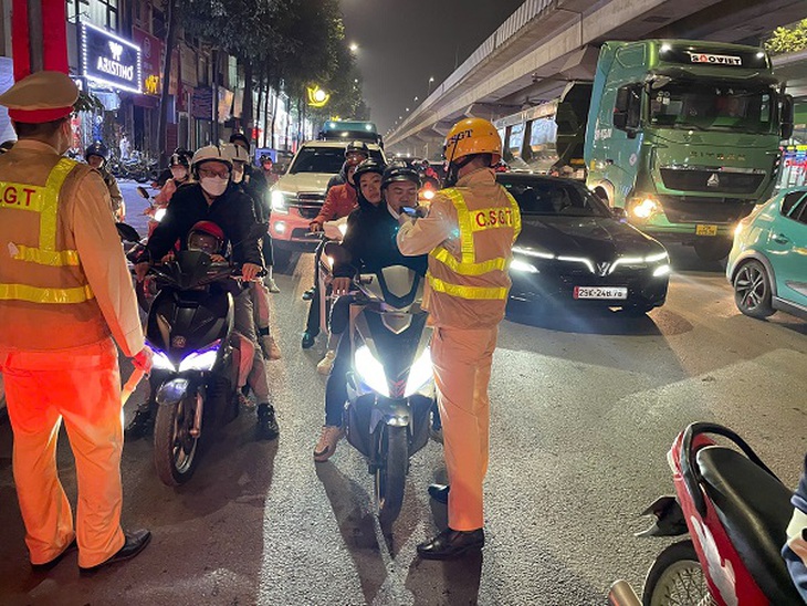 Sau liên hoan tất niên nhiều 'ma men' bị xử phạt theo Nghị định 168- Ảnh 2.