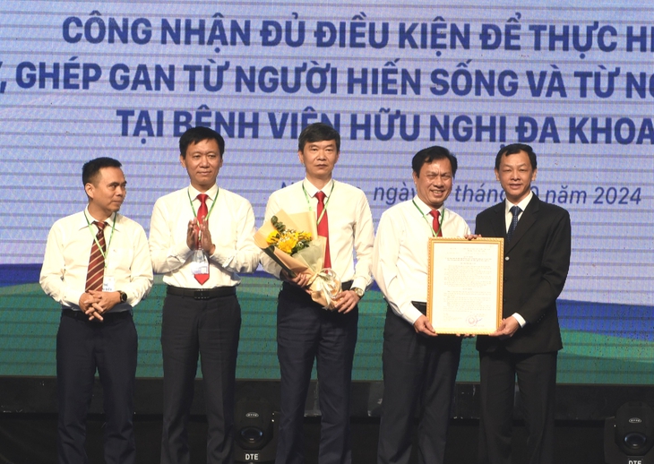 Thứ trưởng Bộ Y tế Nguyễn Tri Thức trao quyết định công nhận Bệnh viện HNĐK Nghệ An đủ điều kiện thực hiện kỹ thuật lấy và ghép gan từ người cho sống và người cho chết não. Thứ trưởng Bộ Y tế Nguyễn Tri Thức trao quyết định công nhận Bệnh viện HNĐK Nghệ An đủ điều kiện thực hiện kỹ thuật lấy và ghép gan từ người cho sống và người cho chết não.