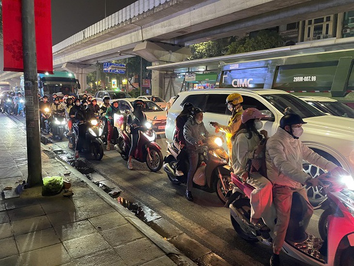Sau liên hoan tất niên nhiều 'ma men' bị xử phạt theo Nghị định 168- Ảnh 3.