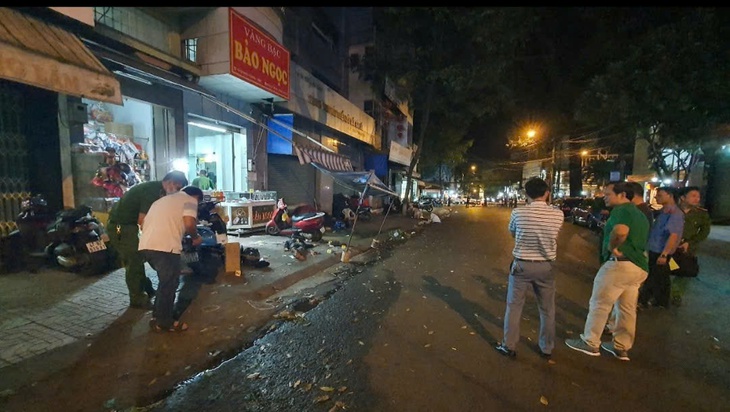 Người đàn ông cầm dao vào tiệm vàng rồi rơi từ tầng 3 tử vong - Ảnh 1. Người đàn ông cầm dao vào tiệm vàng rồi rơi từ tầng 3 tử vong - Ảnh 1.