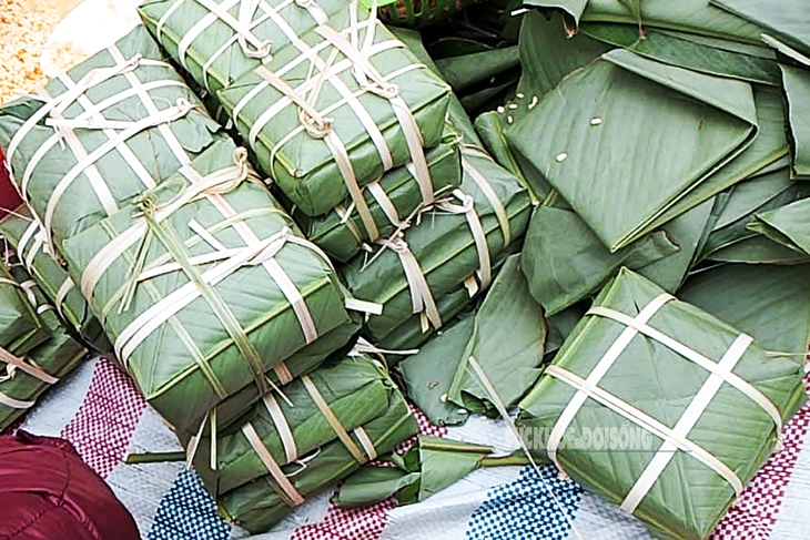 Người Hà Nội bắc bếp củi luộc bánh chưng trên hè phố- Ảnh 1. Người Hà Nội bắc bếp củi luộc bánh chưng trên hè phố- Ảnh 1.