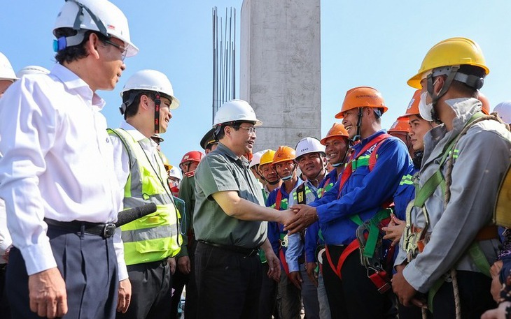 Thủ tướng: Không để công nhân, người lao động "cô đơn trên công trường" ngày Tết