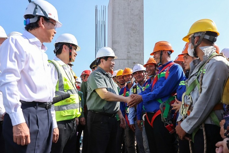 Thủ tướng: Không để công nhân, người lao động 'cô đơn trên công trường' ngày Tết- Ảnh 1. Thủ tướng: Không để công nhân, người lao động 'cô đơn trên công trường' ngày Tết- Ảnh 1.