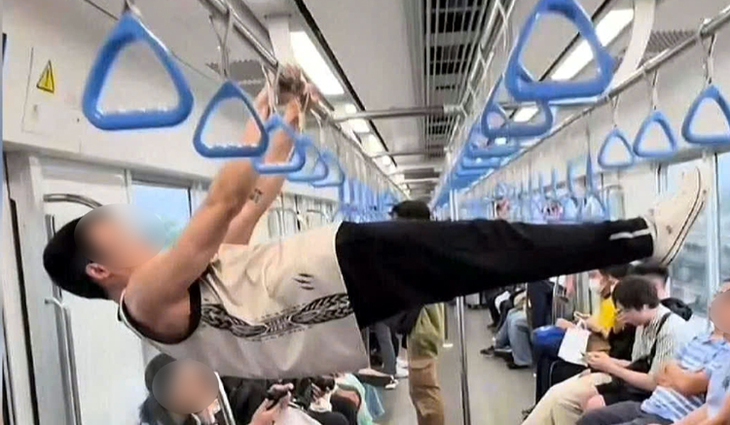 Đề nghị xử lý thanh niên đu xà đơn trên tàu metro Bến Thành - Suối Tiên- Ảnh 1. Đề nghị xử lý thanh niên đu xà đơn trên tàu metro Bến Thành - Suối Tiên- Ảnh 1.