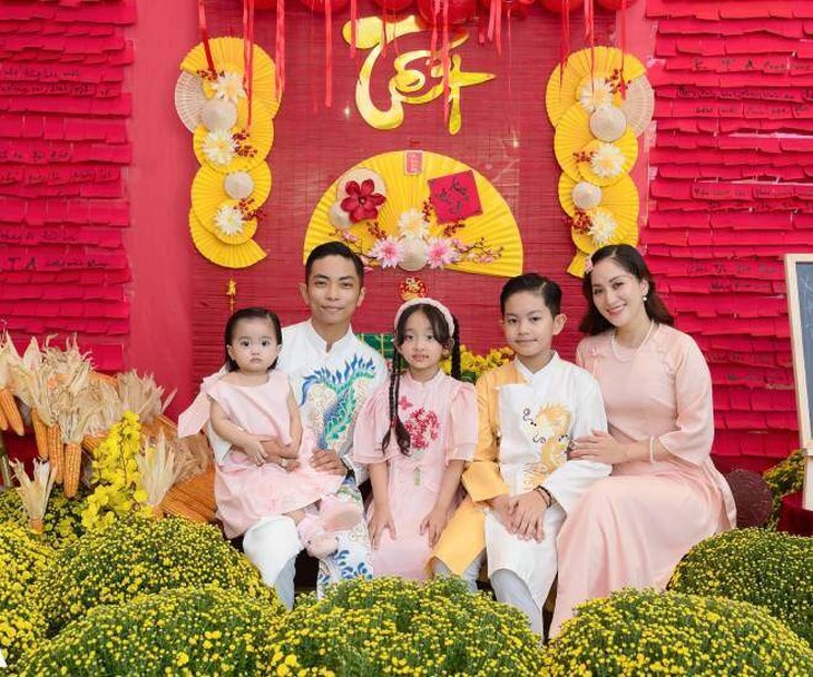 Khánh Thi Phan Hiển khoe biệt thự được trang trí Tết hoành tráng- Ảnh 1. Khánh Thi Phan Hiển khoe biệt thự được trang trí Tết hoành tráng- Ảnh 1.