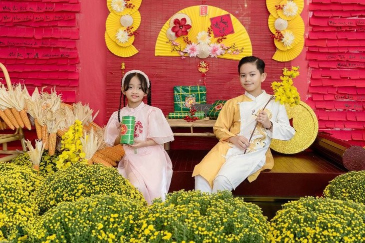 Khánh Thi Phan Hiển khoe biệt thự được trang trí Tết hoành tráng- Ảnh 2. Khánh Thi Phan Hiển khoe biệt thự được trang trí Tết hoành tráng- Ảnh 2.