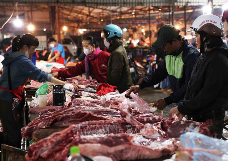 Thị trường ngày 28 Tết: Hàng tươi sống đắt khách- Ảnh 1. Thị trường ngày 28 Tết: Hàng tươi sống đắt khách- Ảnh 1.