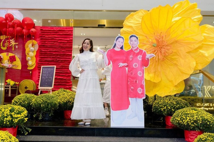 Khánh Thi Phan Hiển khoe biệt thự được trang trí Tết hoành tráng- Ảnh 3. Khánh Thi Phan Hiển khoe biệt thự được trang trí Tết hoành tráng- Ảnh 3.