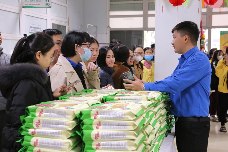 Ấm áp chợ Tết
