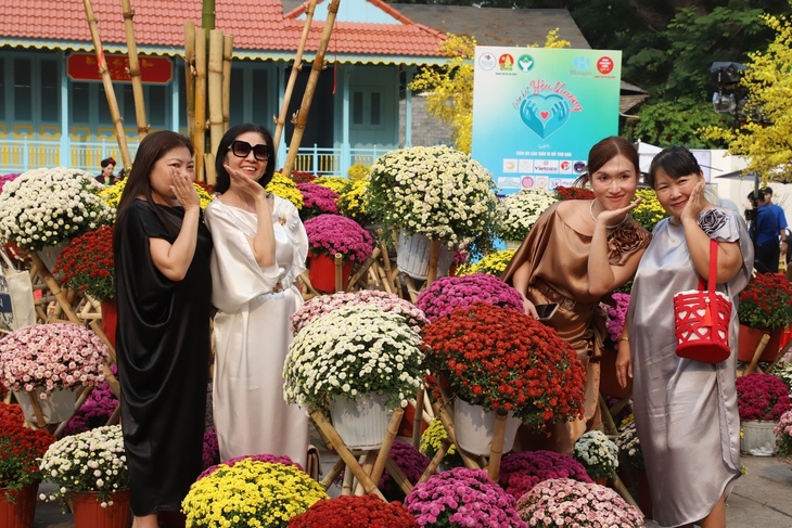 Người dân TPHCM xúng xính 'check-in' cùng đường mai- Ảnh 2.