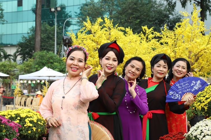 Người dân TPHCM xúng xính 'check-in' cùng đường mai- Ảnh 12.