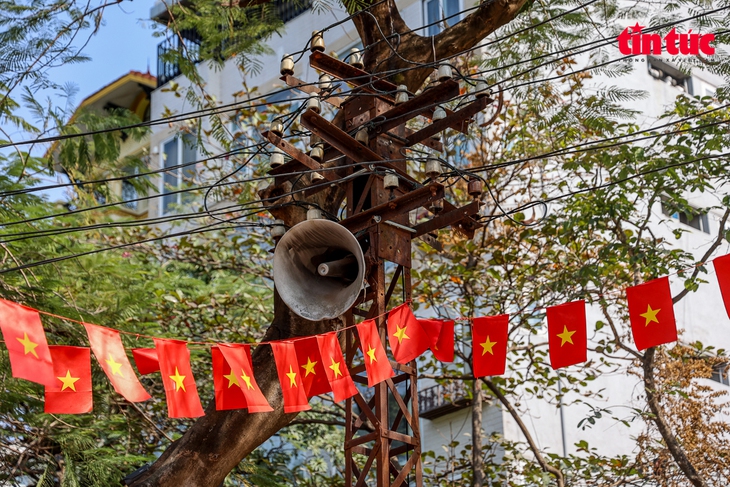 Thắm sắc cờ Tổ quốc trong góc phố 'bao cấp' ở Hà Nội- Ảnh 10.