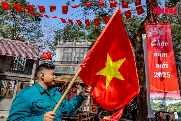 Thắm sắc cờ Tổ quốc trong góc phố 'bao cấp' ở Hà Nội- Ảnh 1.