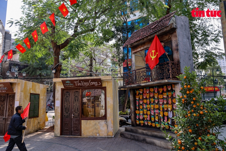 Thắm sắc cờ Tổ quốc trong góc phố 'bao cấp' ở Hà Nội- Ảnh 2.