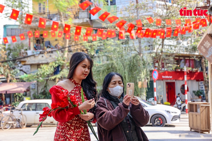 Thắm sắc cờ Tổ quốc trong góc phố 'bao cấp' ở Hà Nội- Ảnh 5.