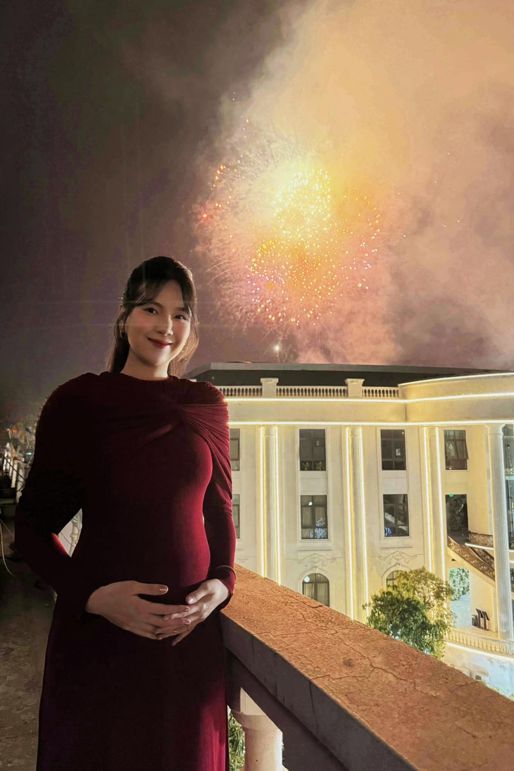MC Mai Ngọc chính thức khoe bụng bầu con đầu lòng- Ảnh 1. MC Mai Ngọc chính thức khoe bụng bầu con đầu lòng- Ảnh 1.