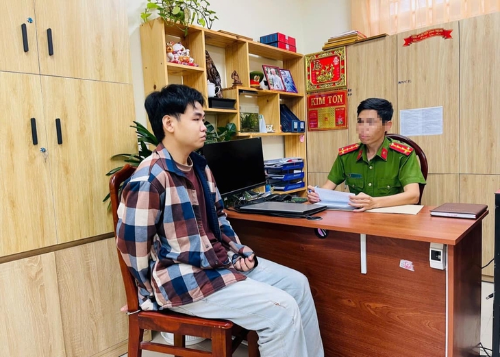 Bắt đối tượng hiếp dâm cháu bé 12 tuổi quen biết qua ứng dụng 'Chat với người lạ'- Ảnh 1. Bắt đối tượng hiếp dâm cháu bé 12 tuổi quen biết qua ứng dụng 'Chat với người lạ'- Ảnh 1.