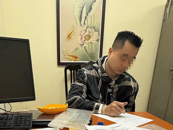 Xử nghiêm hành vi người điều khiển ô tô dùng băng dính thay đổi biển kiểm soát- Ảnh 1. Xử nghiêm hành vi người điều khiển ô tô dùng băng dính thay đổi biển kiểm soát- Ảnh 1.
