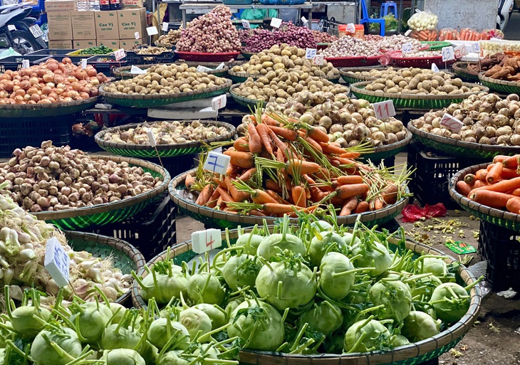 Chợ đầu mối nông sản đa dạng các mặt hàng phục vụ người dân ngày đầu năm mới 2025- Ảnh 2.