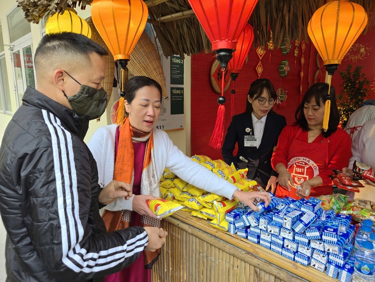 'Gian hàng Tết 0 đồng' chia sẻ, lan tỏa tình yêu thương với bệnh nhân, người nhà ngày Tết- Ảnh 1.