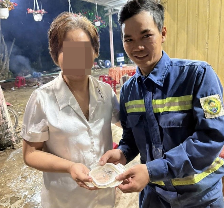 Tìm lại nhẫn kim cương trị giá hơn 1 tỷ đồng trong bãi rác- Ảnh 1.
