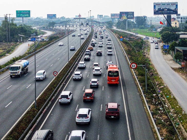 Người Hà Nội tự giác chấp hành giao thông khi du Xuân đón Tết- Ảnh 6. Người Hà Nội tự giác chấp hành giao thông khi du Xuân đón Tết- Ảnh 6.