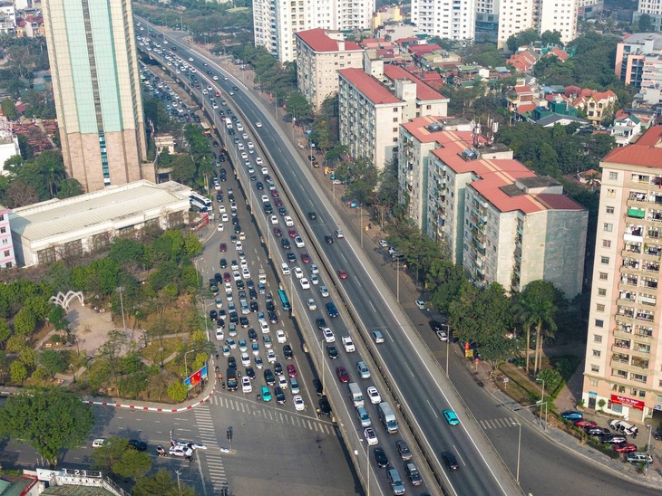 Người Hà Nội tự giác chấp hành giao thông khi du Xuân đón Tết- Ảnh 4. Người Hà Nội tự giác chấp hành giao thông khi du Xuân đón Tết- Ảnh 4.