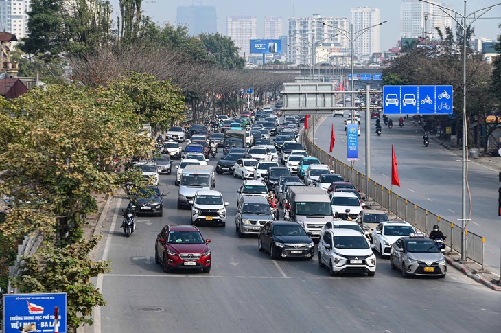 Người Hà Nội tự giác chấp hành giao thông khi du Xuân đón Tết- Ảnh 3. Người Hà Nội tự giác chấp hành giao thông khi du Xuân đón Tết- Ảnh 3.