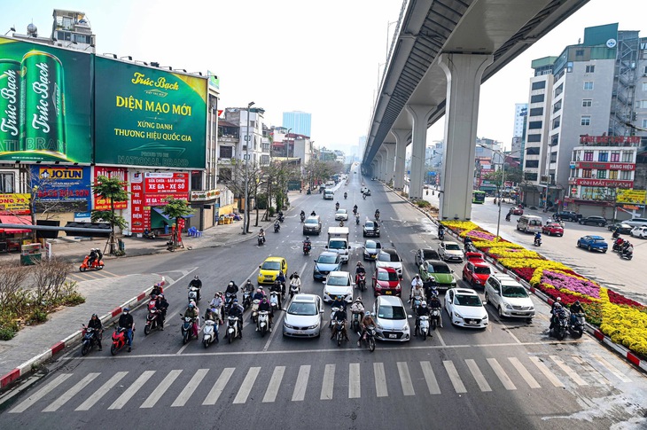 Người Hà Nội tự giác chấp hành giao thông khi du Xuân đón Tết- Ảnh 1. Người Hà Nội tự giác chấp hành giao thông khi du Xuân đón Tết- Ảnh 1.