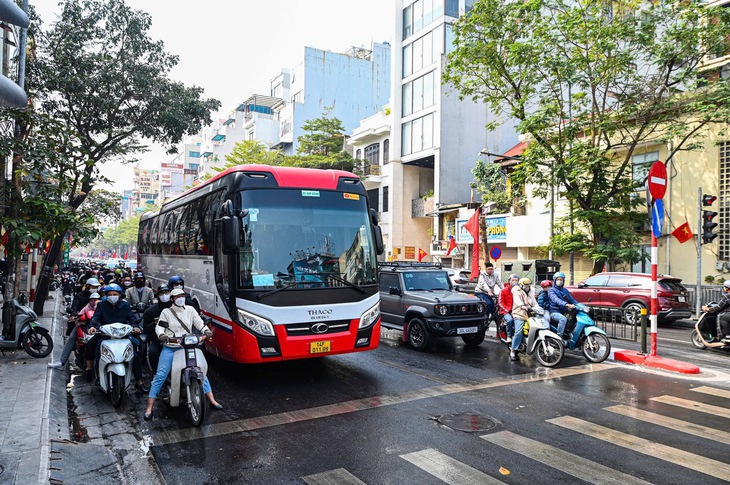 Người Hà Nội tự giác chấp hành giao thông khi du Xuân đón Tết- Ảnh 2. Người Hà Nội tự giác chấp hành giao thông khi du Xuân đón Tết- Ảnh 2.