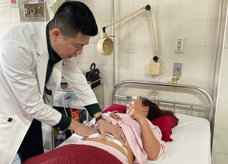 Cứu sống bệnh nhân bị xương cá xuyên thủng ruột non trong đêm Giao thừa- Ảnh 3. Cứu sống bệnh nhân bị xương cá xuyên thủng ruột non trong đêm Giao thừa- Ảnh 3.