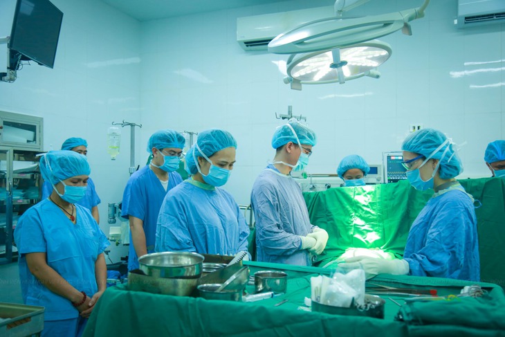 Bác sĩ cúi đầu tri ân nghĩa cử cao đẹp của người hiến tạng, giúp 3 cuộc đời hồi sinh trong Tết Ất Tỵ
- Ảnh 1.
Bác sĩ cúi đầu tri ân nghĩa cử cao đẹp của người hiến tạng, giúp 3 cuộc đời hồi sinh trong Tết Ất Tỵ
- Ảnh 1.