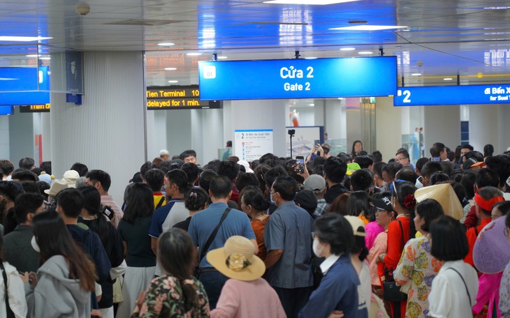 Metro số 1 TPHCM điều chỉnh lịch tàu liên tục do lượng khách tăng cao