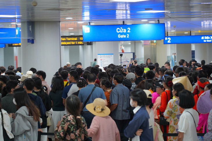 Metro số 1 TPHCM điều chỉnh lịch tàu liên tục do lượng khách tăng cao- Ảnh 1. Metro số 1 TPHCM điều chỉnh lịch tàu liên tục do lượng khách tăng cao- Ảnh 1.