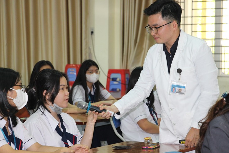 Cách chăm sóc và điều trị mụn trứng cá ở tuổi dậy thì- Ảnh 2.