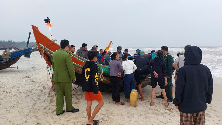 Cứu 2 ngư dân cùng thuyền đánh cá bị sóng đánh chìm - Ảnh 1.