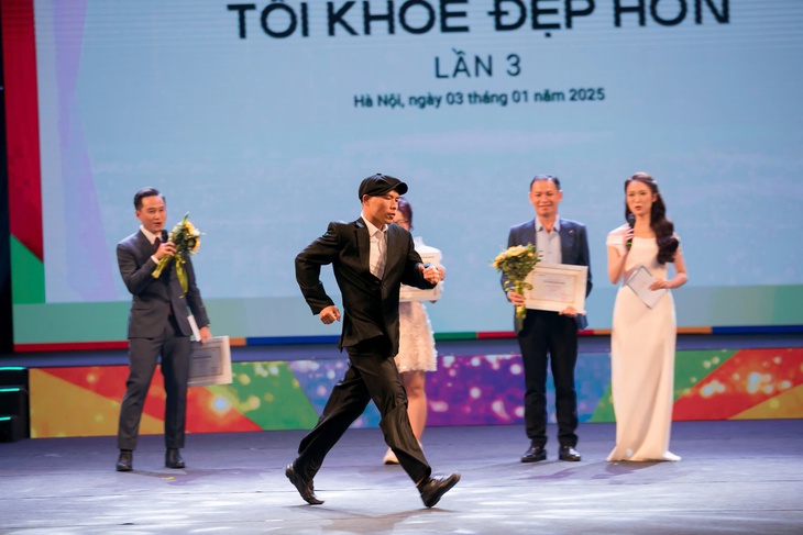 Ứng viên TÔI KHỎE ĐẸP HƠN trổ tài đi bộ nhanh khiến 2 MC choáng váng- Ảnh 1. Ứng viên TÔI KHỎE ĐẸP HƠN trổ tài đi bộ nhanh khiến 2 MC choáng váng- Ảnh 1.