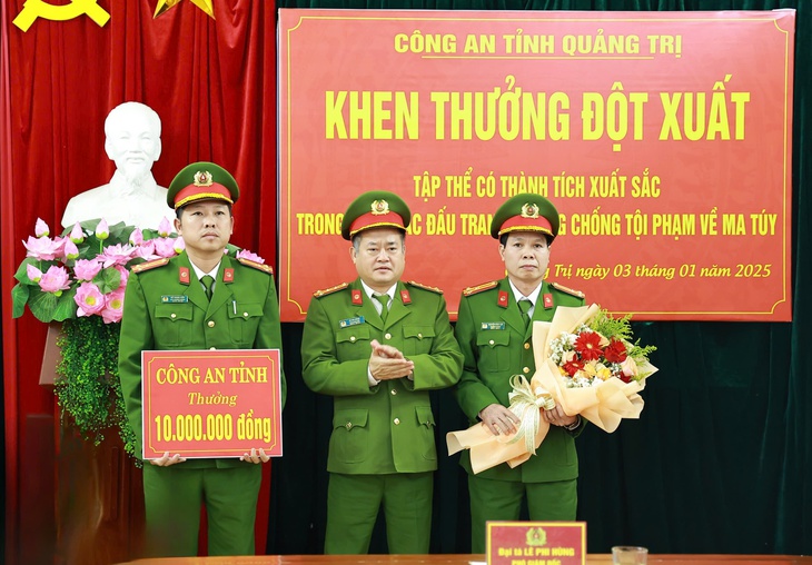 Phát hiện 10 bánh heroin, 15 kg nghi ma túy đá trong khoang xe khách bị tai nạn giao thông- Ảnh 1. Phát hiện 10 bánh heroin, 15 kg nghi ma túy đá trong khoang xe khách bị tai nạn giao thông- Ảnh 1.