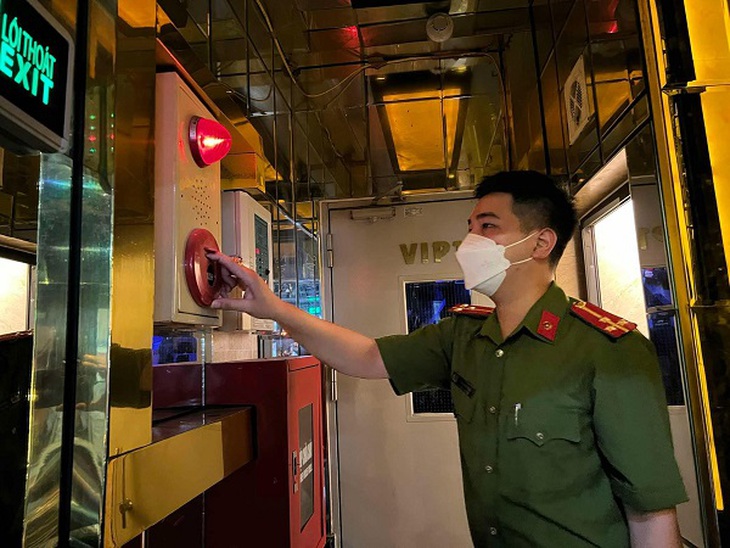 Phạt 11 cơ sở kinh doanh karaoke và quán bar trên địa bàn phố cổ vi phạm PCCC- Ảnh 2. Phạt 11 cơ sở kinh doanh karaoke và quán bar trên địa bàn phố cổ vi phạm PCCC- Ảnh 2.