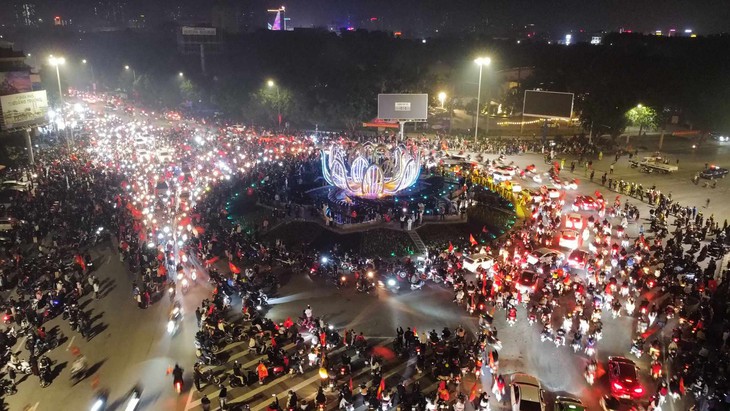 Người dân miền Trung xuống đường ’đi bão’ mừng chiến thắng của đội tuyển Việt Nam- Ảnh 1. Người dân miền Trung xuống đường ’đi bão’ mừng chiến thắng của đội tuyển Việt Nam- Ảnh 1.