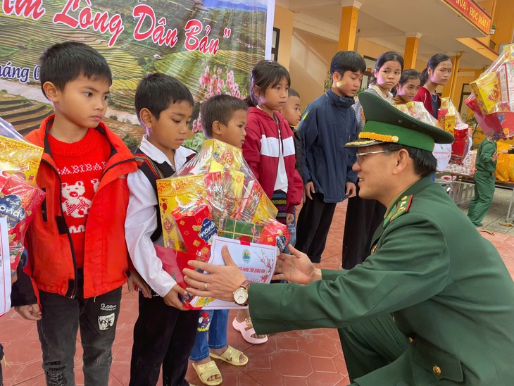 Người lính 'quân hàm xanh' mang xuân ấm đến người dân vùng biên- Ảnh 3.