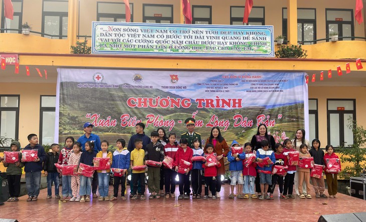 Người lính 'quân hàm xanh' mang xuân ấm đến người dân vùng biên- Ảnh 1.
