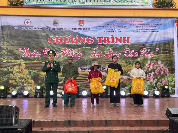 Người lính 'quân hàm xanh' mang xuân ấm đến người dân vùng biên- Ảnh 2.