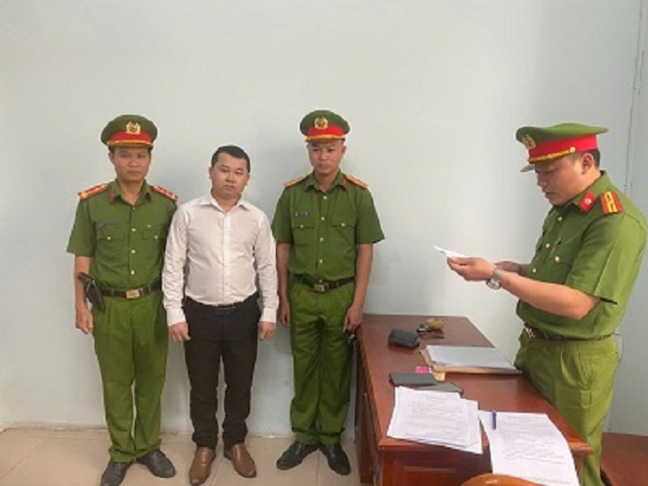 Cán bộ ngân hàng lừa khách sang tên giấy tờ đất để chiếm đoạt gần 4 tỷ đồng- Ảnh 1. Cán bộ ngân hàng lừa khách sang tên giấy tờ đất để chiếm đoạt gần 4 tỷ đồng- Ảnh 1.