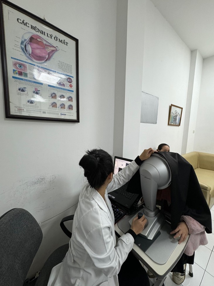 Trẻ có độ cận cao hơn gấp đôi số tuổi của mình!- Ảnh 3. Trẻ có độ cận cao hơn gấp đôi số tuổi của mình!- Ảnh 3.