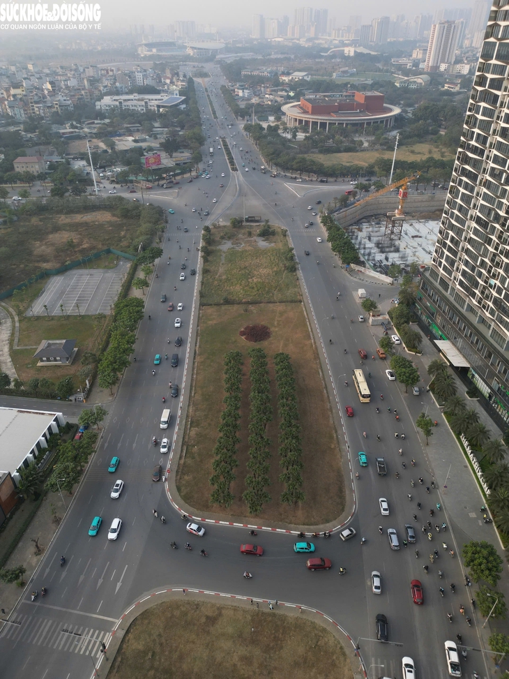 Bất ngờ hình ảnh nút giao lớn tại Hà Nội sau khi bỏ đèn tín hiệu- Ảnh 2. Bất ngờ hình ảnh nút giao lớn tại Hà Nội sau khi bỏ đèn tín hiệu- Ảnh 2.
